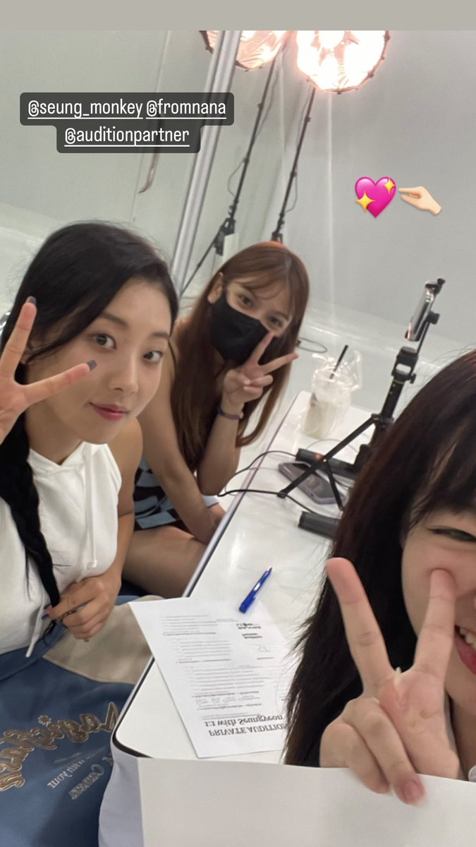 vanishingstripe's tweet photo. Seungyeon giving feedback to her students!
#CLC #씨엘씨 #SEUNGYEON #장승연 #CHANG_SEUNGYEON #승연 @CUBECLC #auditionpartner #dandelionstudio
https://t.co/5M0p5JqctC https://t.co/FEfuoqFb1G