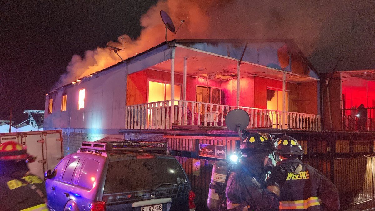 hansgotterbarm's tweet photo. TARAPACÁ📍Incendio destruye al menos una vivienda en pasaje Huara con pasaje San Pedro en Iquique: Bomberos trabaja en el combate de las llamas @Cooperativa #CooperativaContigo https://t.co/sLaPffIao4
