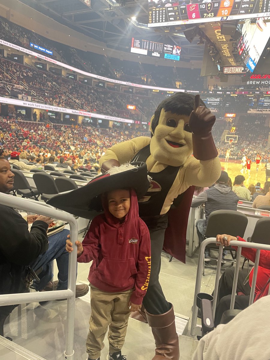 llw27's tweet photo. 1st Cavs Game!! #LetEmKnow https://t.co/qw32MzpIGk