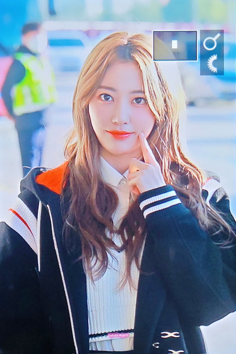 milkkura39's tweet photo. Sakura looks more stunning and cool while wearing that jacket 🔥🙈 https://t.co/9Nt9aLucwp