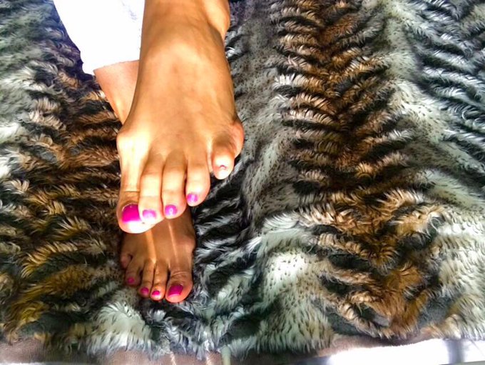 Just painted my toes, do you like the colour? #Facebook #instagram #footfetish # https://t.co/ecwM31