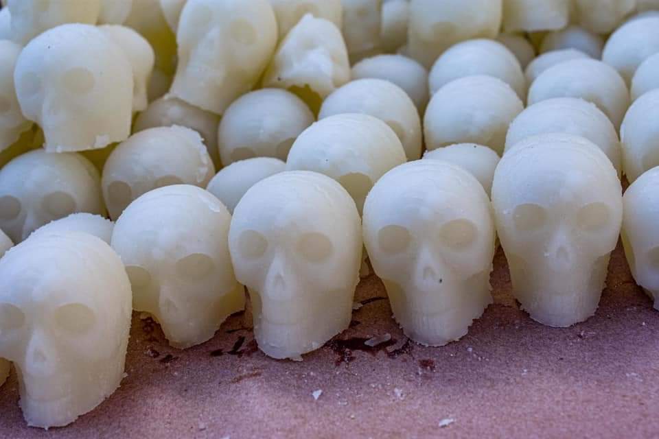 Lycaones's tweet photo. Elaboración de Calaveritas de Azúcar, tradicionales del Día de Muertos. 

Teloloapan, Guerrero, México https://t.co/CPoJ9crjhw