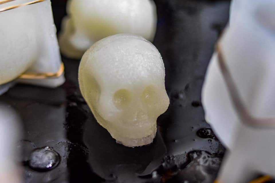Lycaones's tweet photo. Elaboración de Calaveritas de Azúcar, tradicionales del Día de Muertos. 

Teloloapan, Guerrero, México https://t.co/CPoJ9crjhw