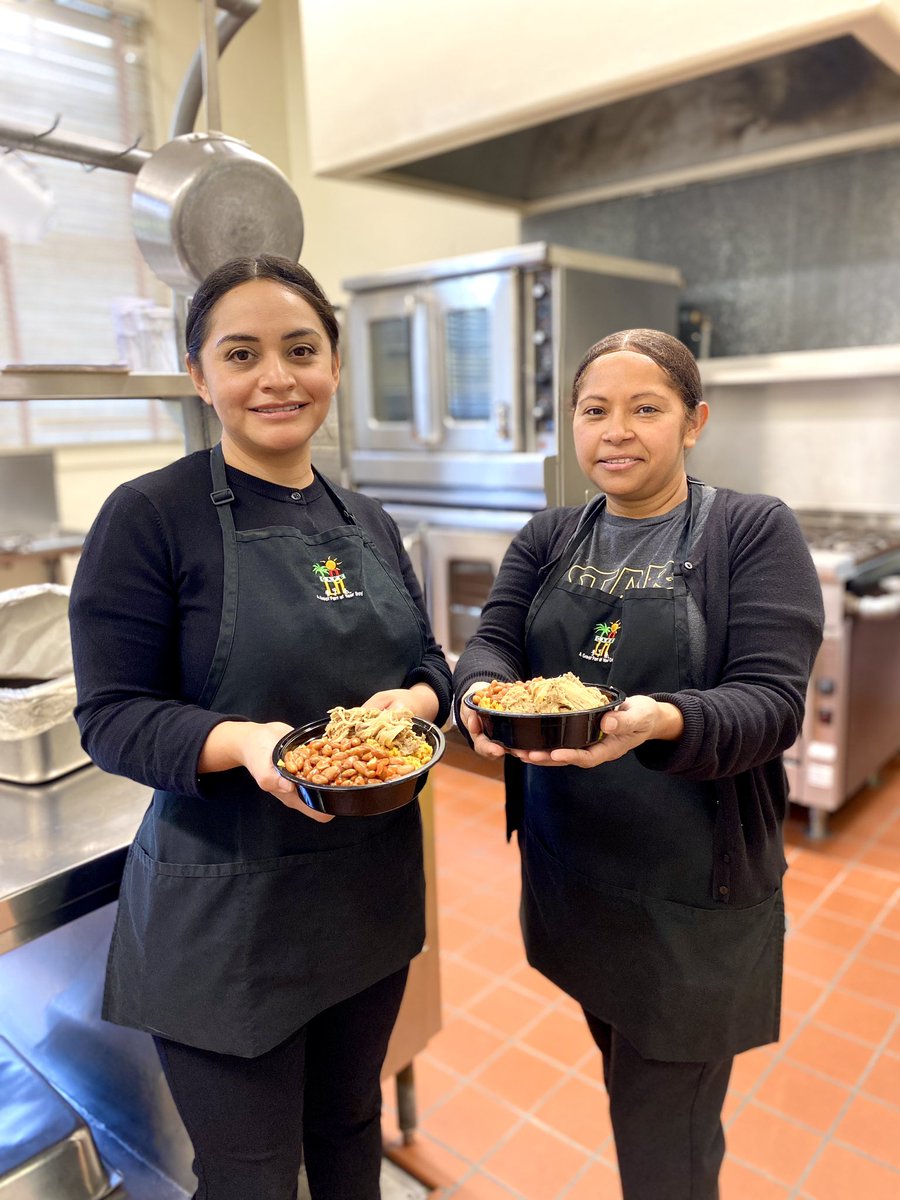 Lunch is served at Irving MS: Carnitas with rice and beans, some pico de gallo, jicama and a churro for dessert. Enjoy 😋 #LatinoHeritage