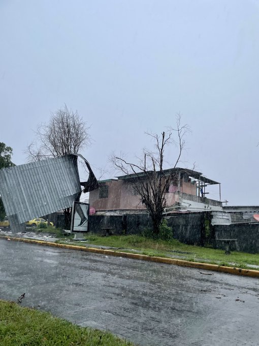 Se levant&oacute; el techo de una casa en Panam&aacute; Viejo con esta tormenta 🥶 Por suerte @Sinaproc_Panama ya levant&oacute;<a href="/tag/halloween"class="tags"><span>#halloween</span></a>