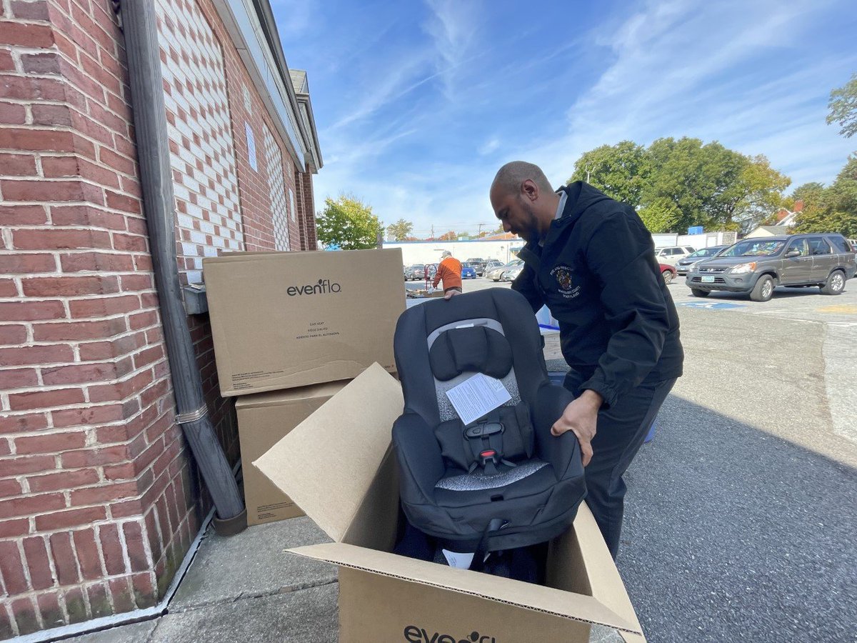 mcfrs's tweet photo. B-U-S-Y day for @mcfrs Car Seat Team. Team installed 20+ car seats at a special event off Piney Branch Road. 

#DYK correctly installed car seats can reduce the risk of death by as much as 71%? Have Q's? https://t.co/qfqN1QEoEz https://t.co/2bi6I5VtDG
