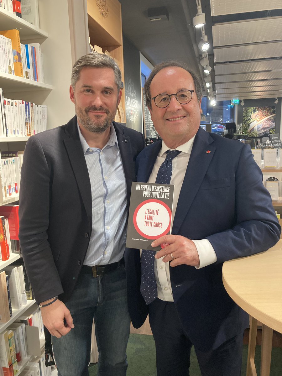 MathelierG's tweet photo. Remise de mon livre à @fhollande à Genève. 

Nous partageons ensemble depuis un moment sur l’héritage pour tous et ma version de Capital d’émancipation. 

 @revenudebaseFr https://t.co/gKr7Vjmw60