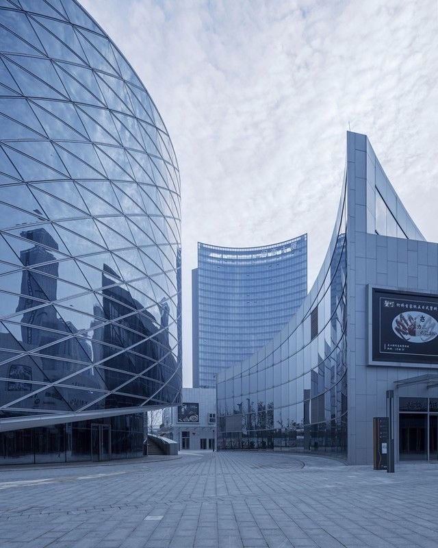 Heli-stage, located in Shaoxing, China, serves as the symbolic core of the CTC (China Textile Center).

🖋 Architect: ATAH
📸 Photographs: Shiromio
📍 Location: Shaoxing, China 

#installation #pavilion #sculpturaldesign #structure #architect #computational