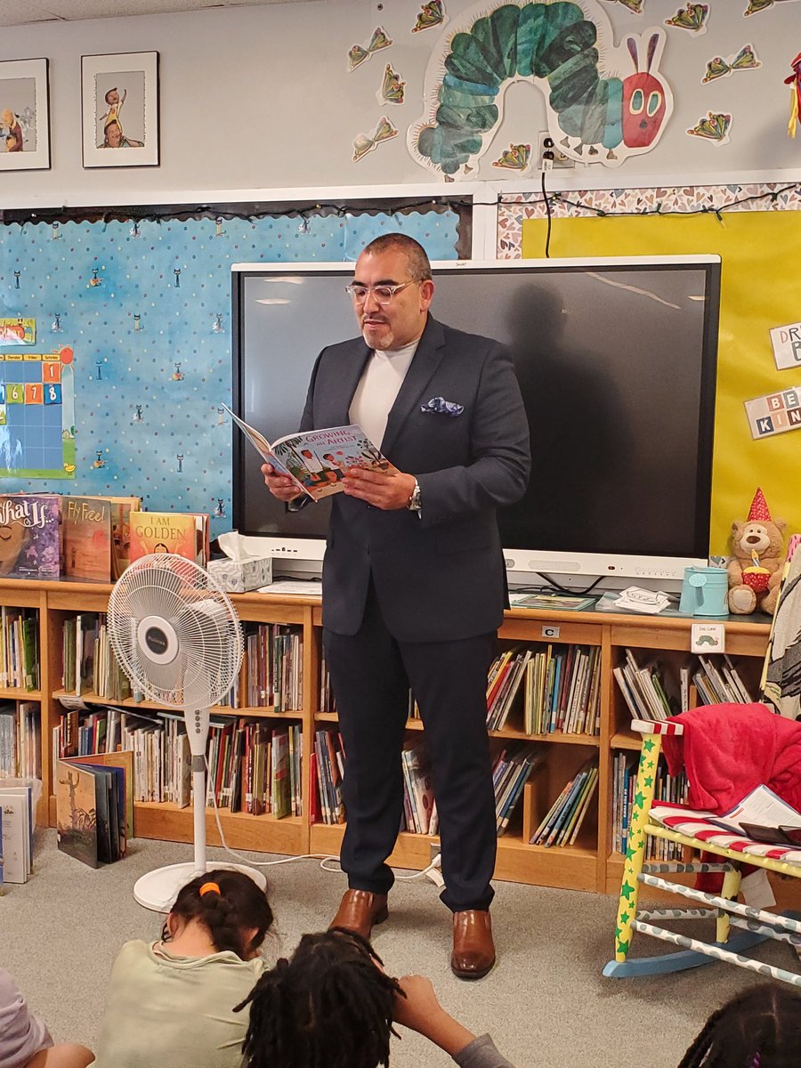 Dr. Duran <a href="/SuptDuran/">Francisco Durán, Ed.D.</a> helps Drew Elem  celebrate Hispanic Heritage Month by reading Growing an Artist. <a href="/APSLibrarians/">APS Library Services</a> <a href="/APSDrew/">Dr. Charles R. Drew Elementary</a> <a href="/DrewPTA/">Charles R. Drew Elementary PTA</a>
