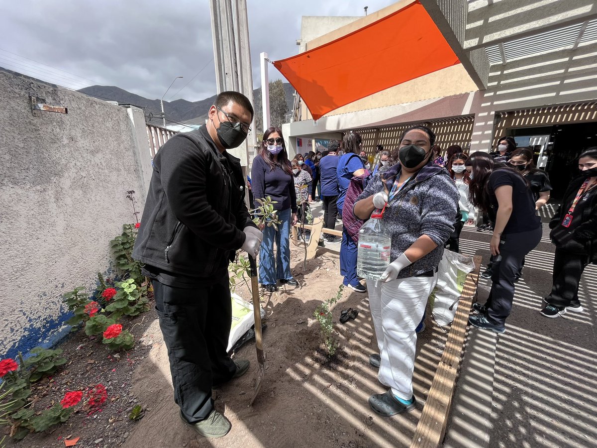 CONAF_Antofa's tweet photo. En el marco del #DíaMundialDeLaSaludMental  funcionarios del CESFAM Juan Pablo II de #Antofagasta, celebraron con una arborización junto a #CONAFAntofagasta 😊🌳 https://t.co/OscdSNJjgq