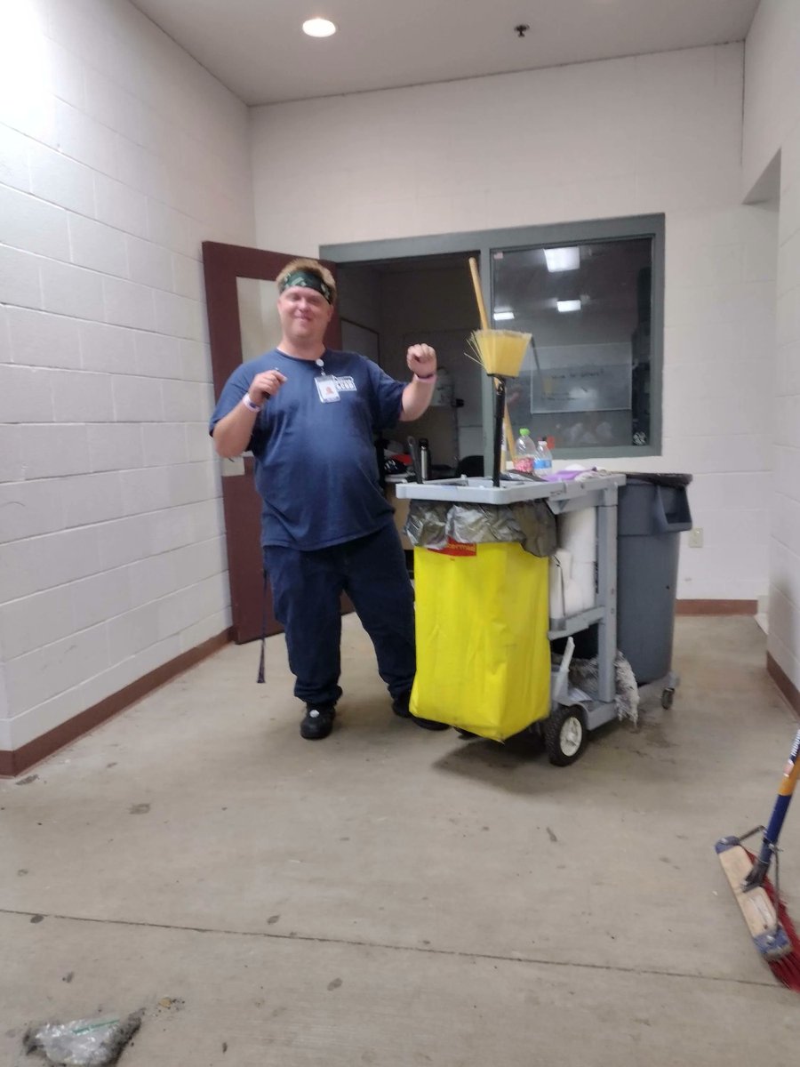 WeRExceed's tweet photo. New job alert! 

Shout to  Sebastian at Sodexo , and Harley at JC Market Toledo in Lincoln County!  Great job! 
Did you know Exceed is operating in Lincoln County? DM for more information. https://t.co/phi40fWoMW
