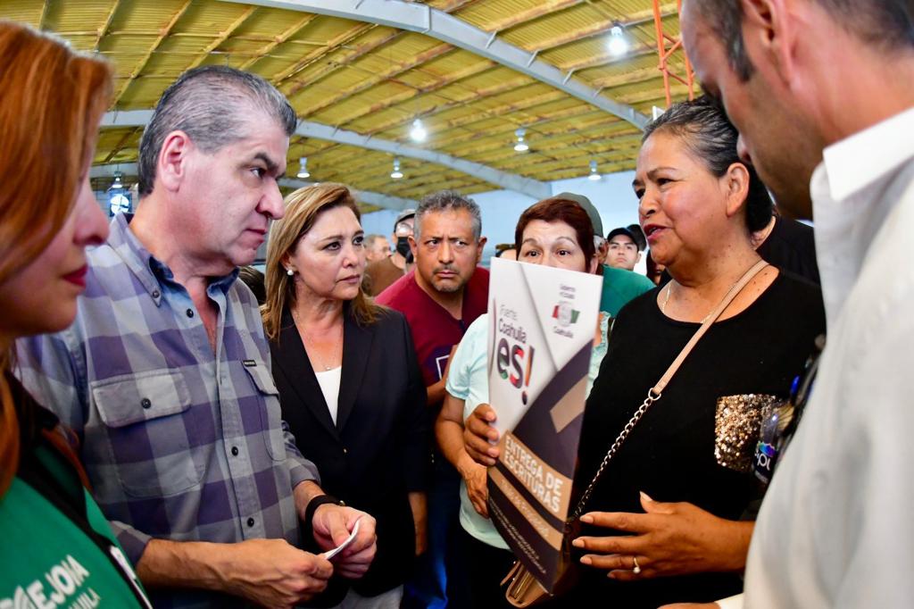 Hoy entregamos 143 escrituras a beneficiarios de los municipios de Sabinas, Progreso y San Juan de Sabinas, como parte del programa de escrituración del <a href="/GobDeCoahuila/">Gobierno de Coahuila</a> para dar certeza jurídica patrimonial a las familias. (1/2)