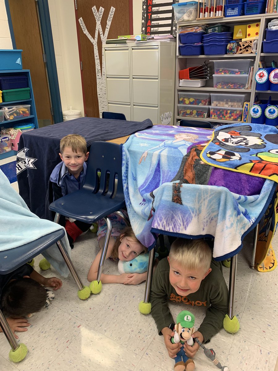 CarpenterDU1's tweet photo. Learning is more fun in a fort!! #complimentparty @Dudley_School @FCSDtweets https://t.co/5SuAqBAmvz