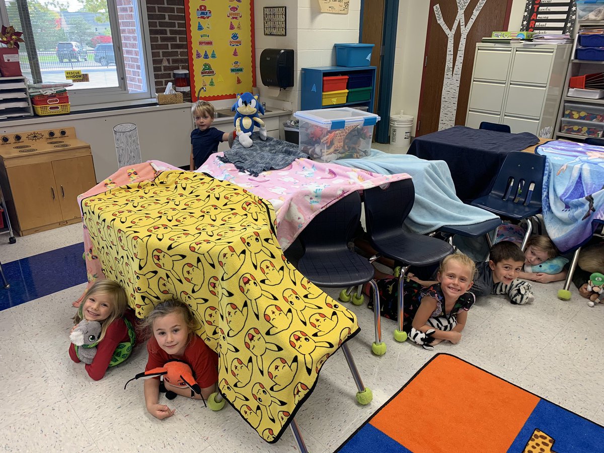 CarpenterDU1's tweet photo. Learning is more fun in a fort!! #complimentparty @Dudley_School @FCSDtweets https://t.co/5SuAqBAmvz