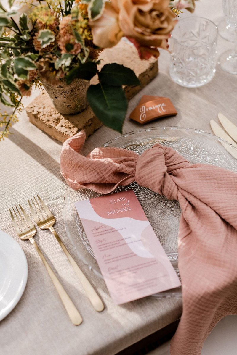 JdnPaper's tweet photo. Las minutas de Clare &amp; Michael 
-
Clare &amp; Michael wedding menus 

✍🏻 @jdnpaper
📋 @palomacruzwp
📷 @3deseosymedio
🎥 @ankerprod
🍽️ @sagoa
🏰 @marquesmontemolar

#jdnpaper #jdnpaperloves #paperlovers #loveinspiresus #mecasoconjdnpaper #papeleria #weddingstationer https://t.co/pkBCU9Ahlg
