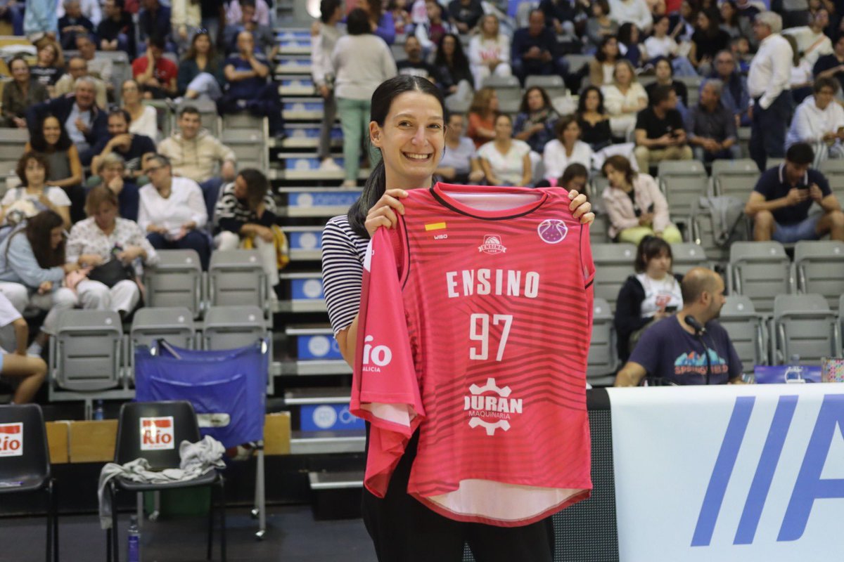 EnsinoLugoCB's tweet photo. Tenemos ganadora del primer sorteo de la temporada 
Enhorabuena LETICIA ‼️‼️‼️

TE LLEVAS LA CAMISETA CON LA QUE JUGAMOS LA @EuroCupWomen 

#VamosEnsino #ActitudRio https://t.co/ydHUvqmmNB