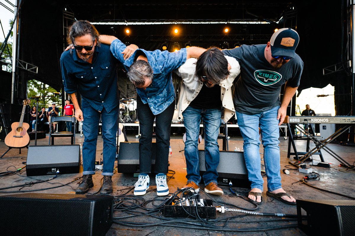 In the Round with @JohnPaulWhite, Chris Tompkins, Gary Nichols, and @JasonIsbell was a crowd favorite on day one. Who else hopes we get to see this again sometime soon? 

Extra ShoalsFest merch available now: 
stores.portmerch.com/shoalsfest/

📸: <a href="/joshweichman/">Josh</a>