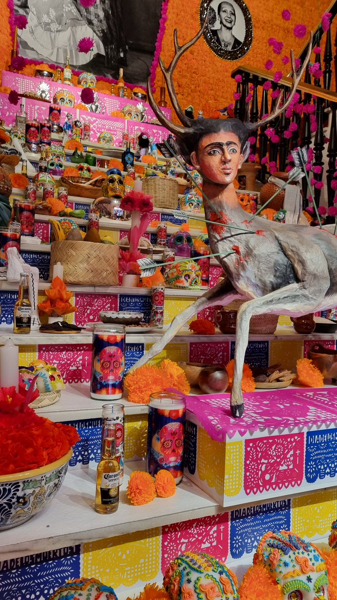 Mega Altar de Muertos con una ofrenda dedicada Frida Kahlo.
<a href="/casademexicoesp/">Fundación Casa de México en España</a>