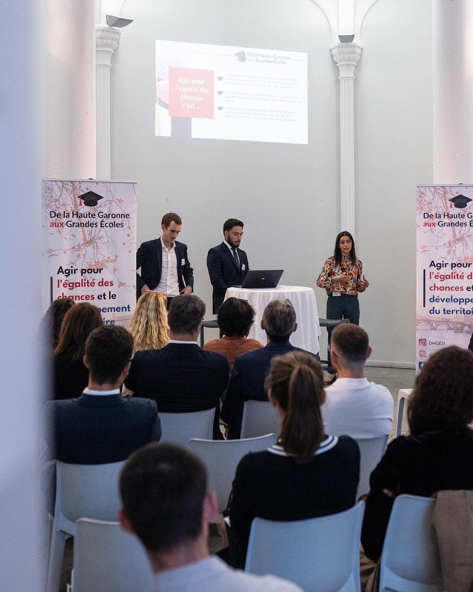 AEVH12's tweet photo. Vendredi dernier notre président représentait notre association à l’occasion du lancement du dispositif de #bourses par l’association @dhge31 avec laquelle nous allons entamer bientôt un partenariat pour permettre des interventions au lycée @HugoLycee au profit des élèves ! https://t.co/okQcuZchCV