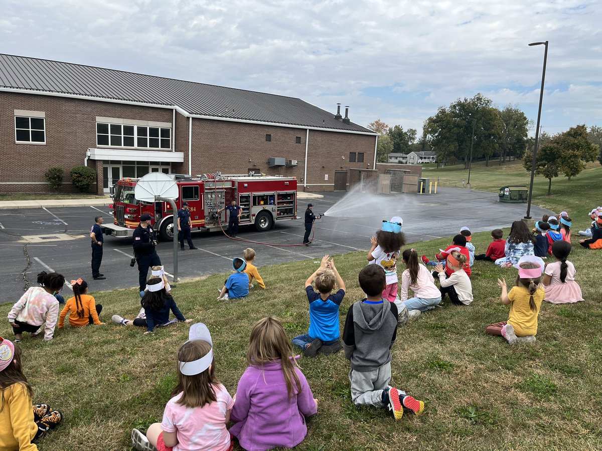_mrsparsons's tweet photo. We had a busy day here in Kindergarten! Learning about community helpers and how to stomp out bullying! 🚒🧡 @Wildwood_Tweets https://t.co/1f0BjpE6zY