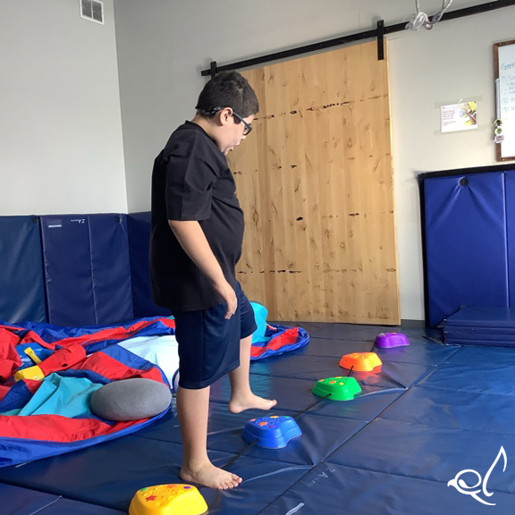 Obstacle courses are a fun way to practice motor, balance, coordination, and problem-solving skills. #eyaslanding #merlindayacademy #balance #coordination #problemsolving #obstaclecourse #pediatricgym #kidsgym #physicaltherapy #physicaltherapist #grossmotorskills #grossmotorplay