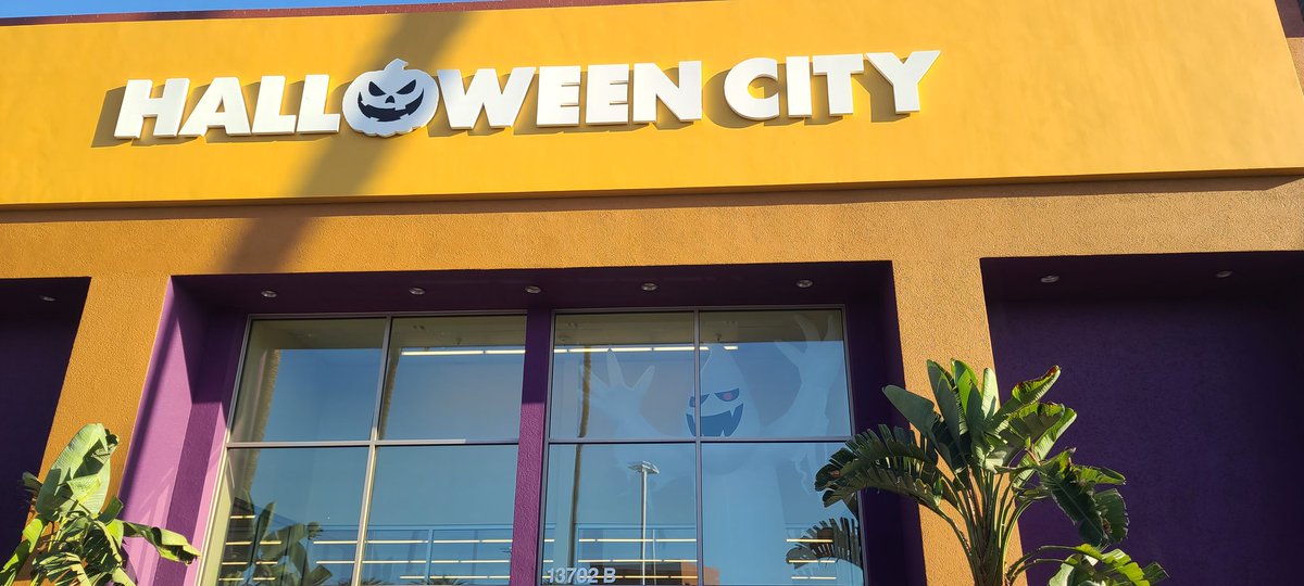 RagingFenix's tweet photo. Come visit your local Halloween City in Irvine CA
#irvineca #halloweencity #Halloween #costumes https://t.co/vWbPphMqwJ