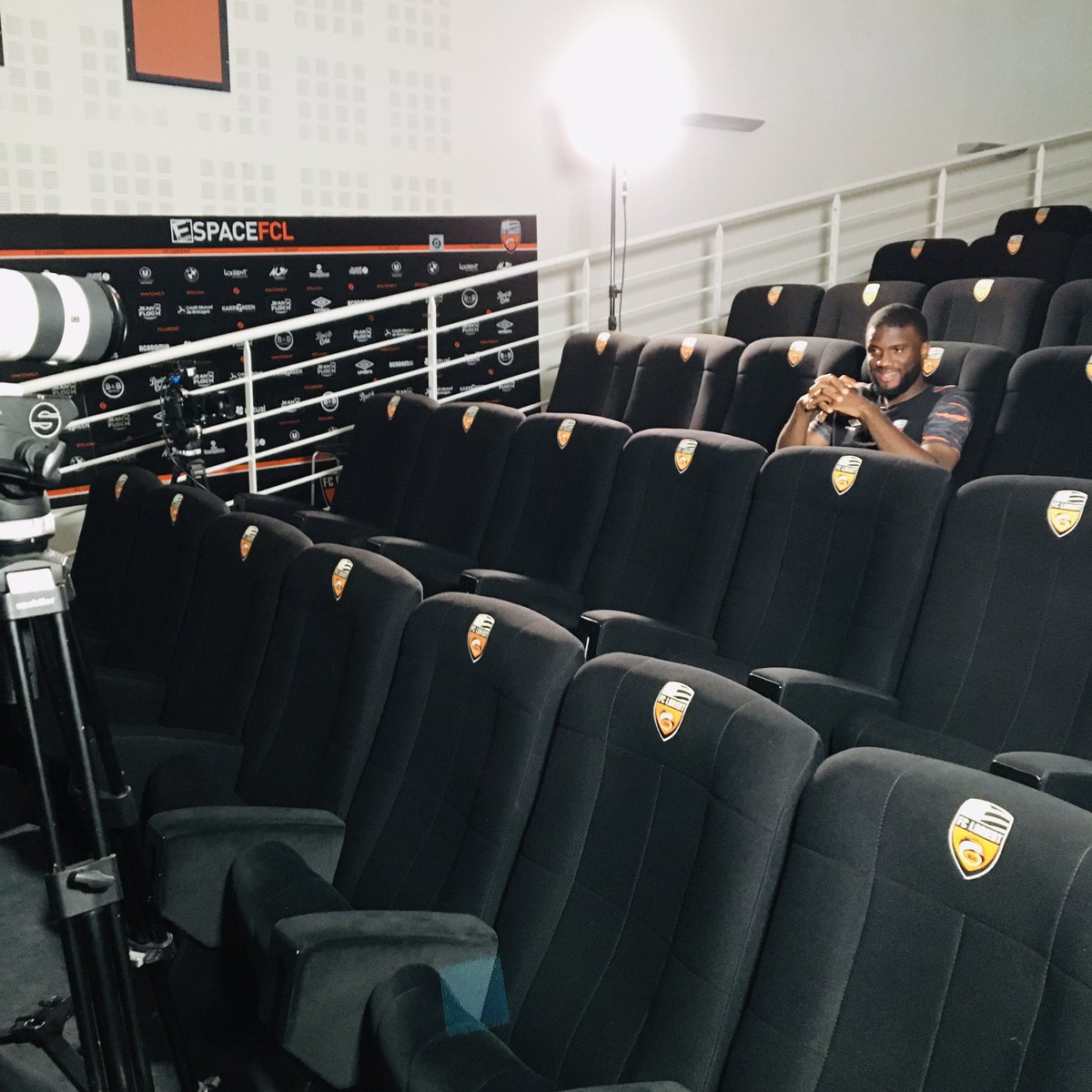 PaulMariGouzerh's tweet photo. 📺🎙️ Et dans quelques semaines, rendez-vous sur @beinsports_FR, dans le cadre du #Ligue1Show, avec @7erem_ 🇳🇬, l’attaquant des Merlus 🐟, avec @ArmelTanguy et @mattspiro. https://t.co/CO8LhKmuMN