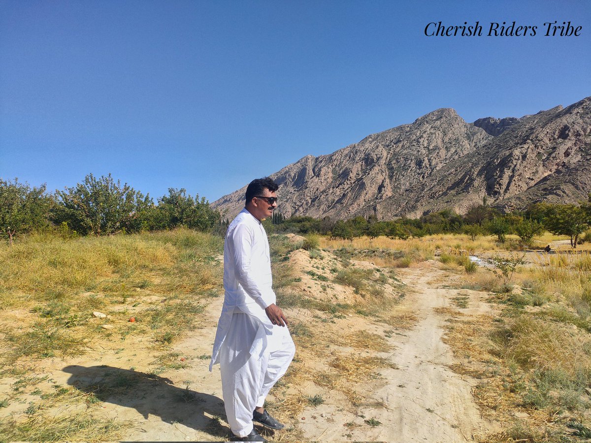 rider_tribe's tweet photo. "مالک نے چند منظر صرف آوارہ گردوں کے لئے تخلیق کیے ہیں۔ کچھ دنیائیں صرف خانہ بدوشوں کے لئے بنائی ہیں، روزانہ ایک ہی بستر سے اٹھنے والے نہیں جانتے کہ کسی اجنبی وادی میں شب بَسری کے بعد جب آوارہ گرد اپنے خیمے سے باہر آتا ہے تو اس کے سامنے ایک ایسا منظر ہوتا ہے جو وہ زندگی https://t.co/ZbDBa11YJG