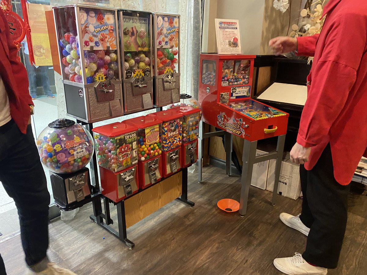 Went to check out <a href="/canlis/">Canlis</a> chef Aisha Ibrahim's Seattle favorite for dim sum—she recommends Joyale, where carts roll far and wide around the palatial space and the egg tarts are especially good and so is the bank of vending machines...🥟🫖🐙 seattletimes.com/life/food-drin…