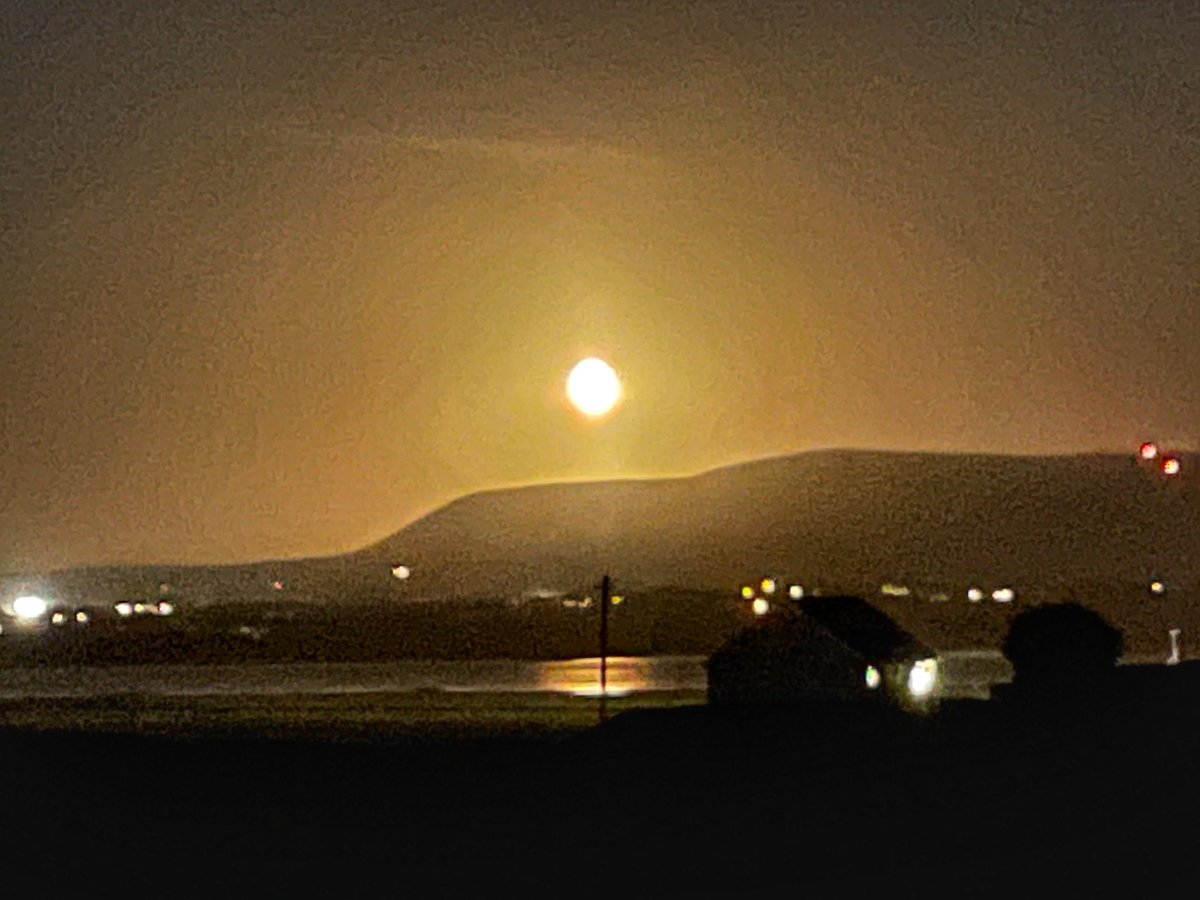 wildswimmer67's tweet photo. Moonlight over the Rosses of Donegal from Braade ๐ #donegal #moon #moonrising @WeatherRTE @DonegalWeatherC #Moonlight #ireland #rosses #braade @DonegalAirport https://t.co/mhxRo6C0IO