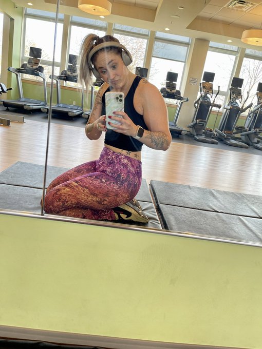 Work out before stream.. see you soon😘 https://t.co/NBBy7Qo4ul