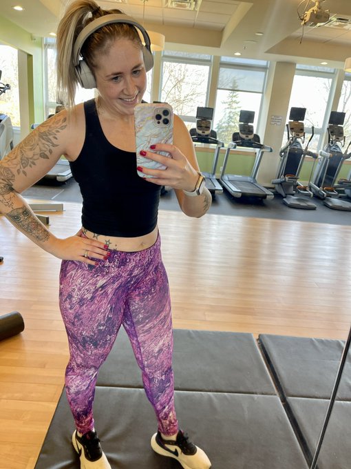 Work out before stream.. see you soon😘 https://t.co/NBBy7Qo4ul