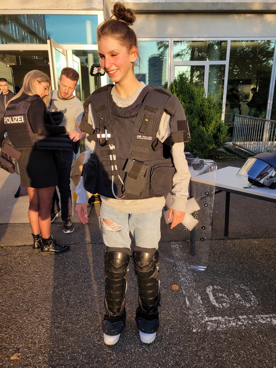 Pfoll geil der Teenager wird vielleicht Polizistin. Und ein dann Polizeihunde.🤪