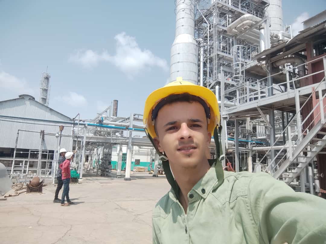 يعمم البلاغ: هذه الصورة احد ابناء محافظة تعز وهيا للنقيب: عبدالملك العبيدي ركن المالية للواء الثاني مشاه جبلي في عزان سابقا.. يظهر اليوم الثلاثاء ١١ اكتوبر ٢٠٢٢ في صورة سلفي له داخل شركة مصافي عدن بمناسبة توظيفه فيهااا.. للاسف الشديد هربوه من شبوه واستقبلوه بالوظيفة في مصافي عدن.