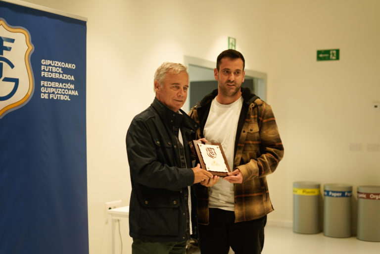 BergaraKE's tweet photo. Entrenatzaile Eguna 2022
Klubeko ordezkaritza Deusto Unibertsitatean egindako @entrenagipuzkoa ekitaldian izan da. Iñaki Mardaras entrenatzaileak Jubenilek lortutako Liga Txapelketaren saria jaso du @gipuzkoafutbola https://t.co/xuJfHfRwd4