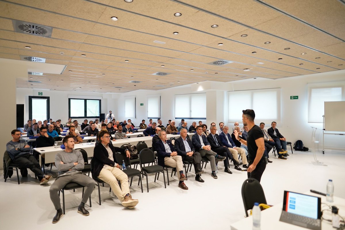 BergaraKE's tweet photo. Entrenatzaile Eguna 2022
Klubeko ordezkaritza Deusto Unibertsitatean egindako @entrenagipuzkoa ekitaldian izan da. Iñaki Mardaras entrenatzaileak Jubenilek lortutako Liga Txapelketaren saria jaso du @gipuzkoafutbola https://t.co/xuJfHfRwd4