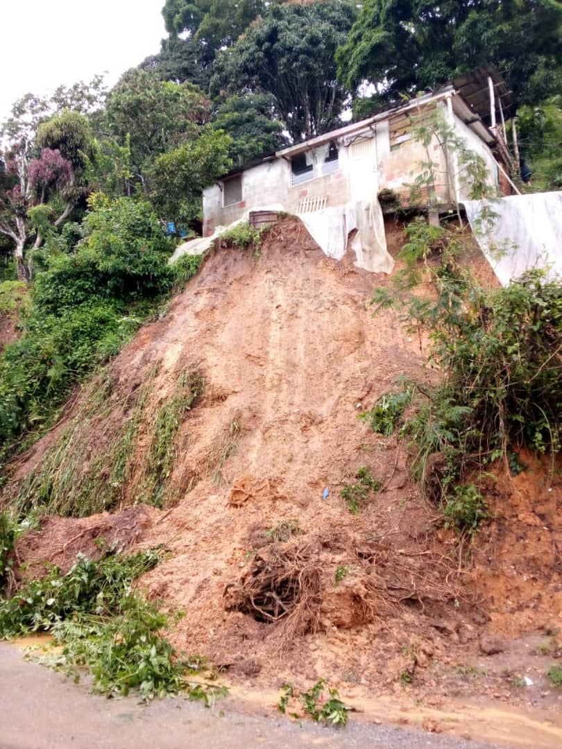 isaacdrivass's tweet photo. Las lluvias han dejado nuestro municipio #ElHatillo vuelto un caos. Inundaciones, colapsos de tierra en distintos sectores, fallas eléctricas por todo el municipio. Nuestra Zona Rural se ha llevado la peor parte... https://t.co/9dqsWA3fzg