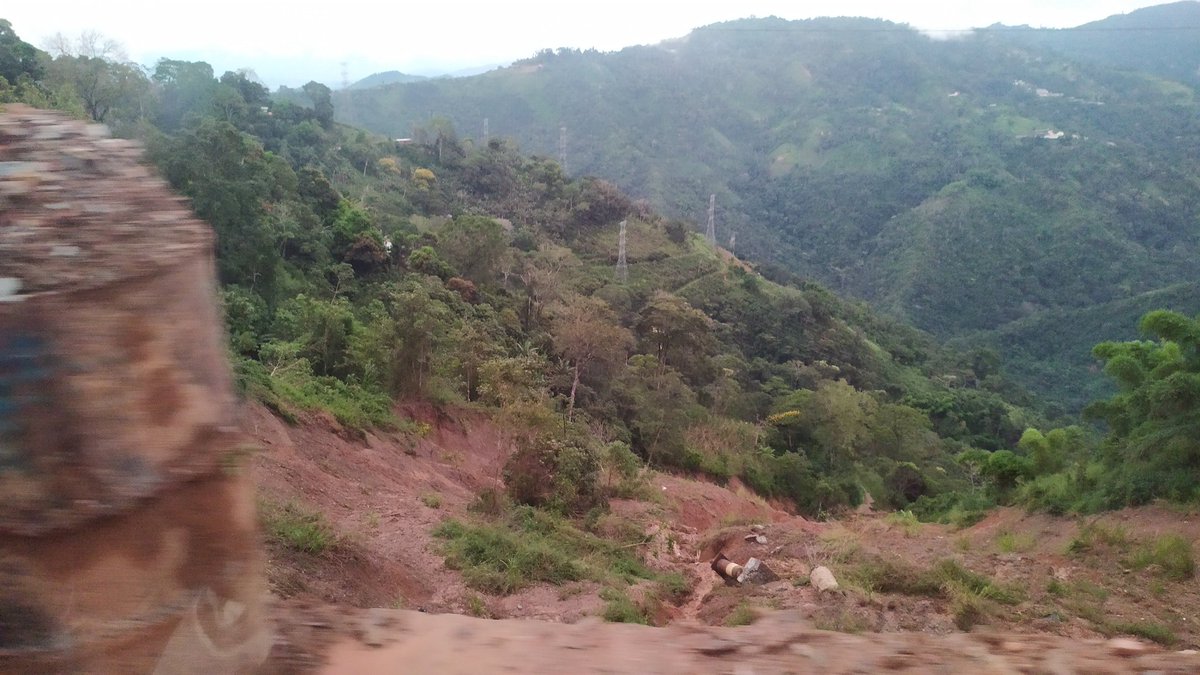 isaacdrivass's tweet photo. Las lluvias han dejado nuestro municipio #ElHatillo vuelto un caos. Inundaciones, colapsos de tierra en distintos sectores, fallas eléctricas por todo el municipio. Nuestra Zona Rural se ha llevado la peor parte... https://t.co/9dqsWA3fzg