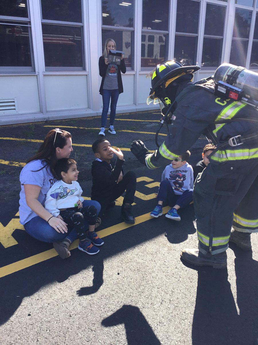 Miss_Thompson25's tweet photo. We had a blast learning about #FireSafety on this beautiful day! Thank you Firefighter Maldonado and @COLONIAFIRE12 🔥👏🏻 https://t.co/apNi2D4MNR