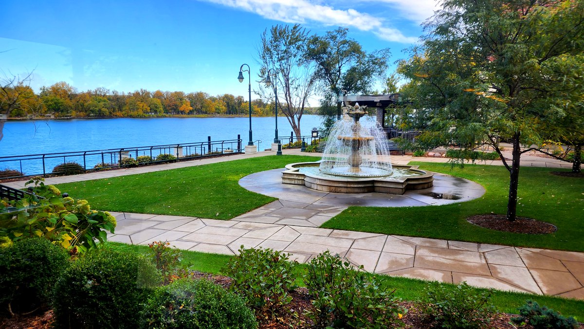 WHDocumentary's tweet photo. This is where I'm speaking today in LA Crosse, WI about the treatments featured in Wounded Heroes for a monthly luncheon called "Leading With Power." We're right next to the Mississippi river; it's beautiful. https://t.co/iuoow5cHZ3 https://t.co/66IG2dt8dm