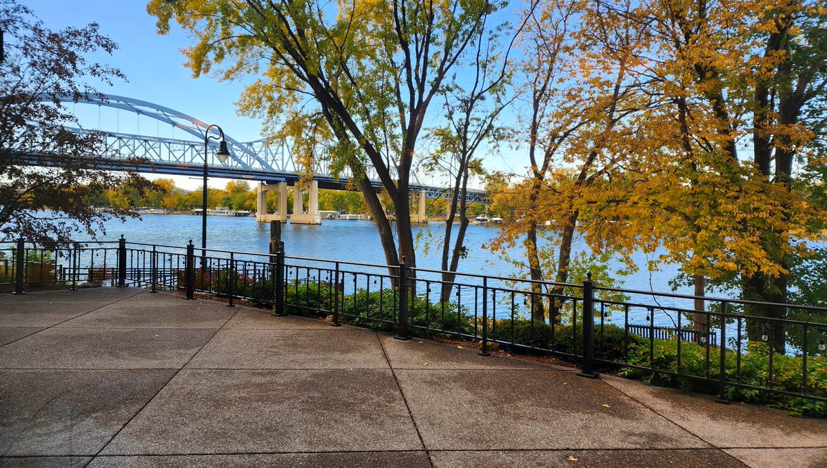 WHDocumentary's tweet photo. This is where I'm speaking today in LA Crosse, WI about the treatments featured in Wounded Heroes for a monthly luncheon called "Leading With Power." We're right next to the Mississippi river; it's beautiful. https://t.co/iuoow5cHZ3 https://t.co/66IG2dt8dm