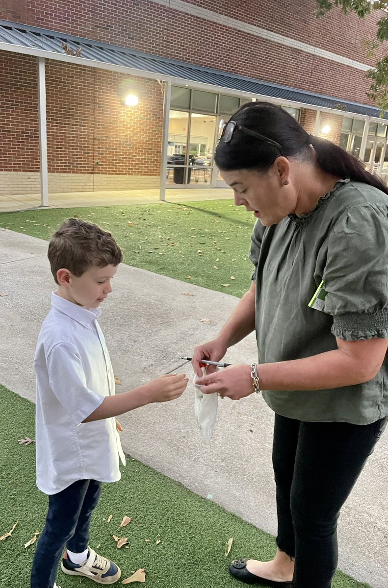klundstromatmv's tweet photo. #lifeincarpool St: "@eileen_fennelly, I brought you a snake" - "Wyatt, why did you bring it to school? Why to me?" - St: "because we do science together!" ๐ค๐คฃ๐ #TheMVSchool #MVLower #MVScience #havefun https://t.co/GMiJeOdv4m