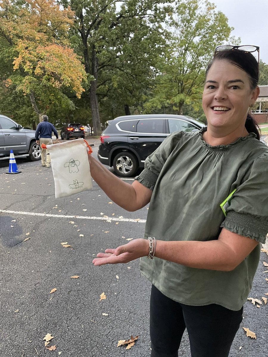 klundstromatmv's tweet photo. #lifeincarpool St: "@eileen_fennelly, I brought you a snake" - "Wyatt, why did you bring it to school? Why to me?" - St: "because we do science together!" ๐ค๐คฃ๐ #TheMVSchool #MVLower #MVScience #havefun https://t.co/GMiJeOdv4m