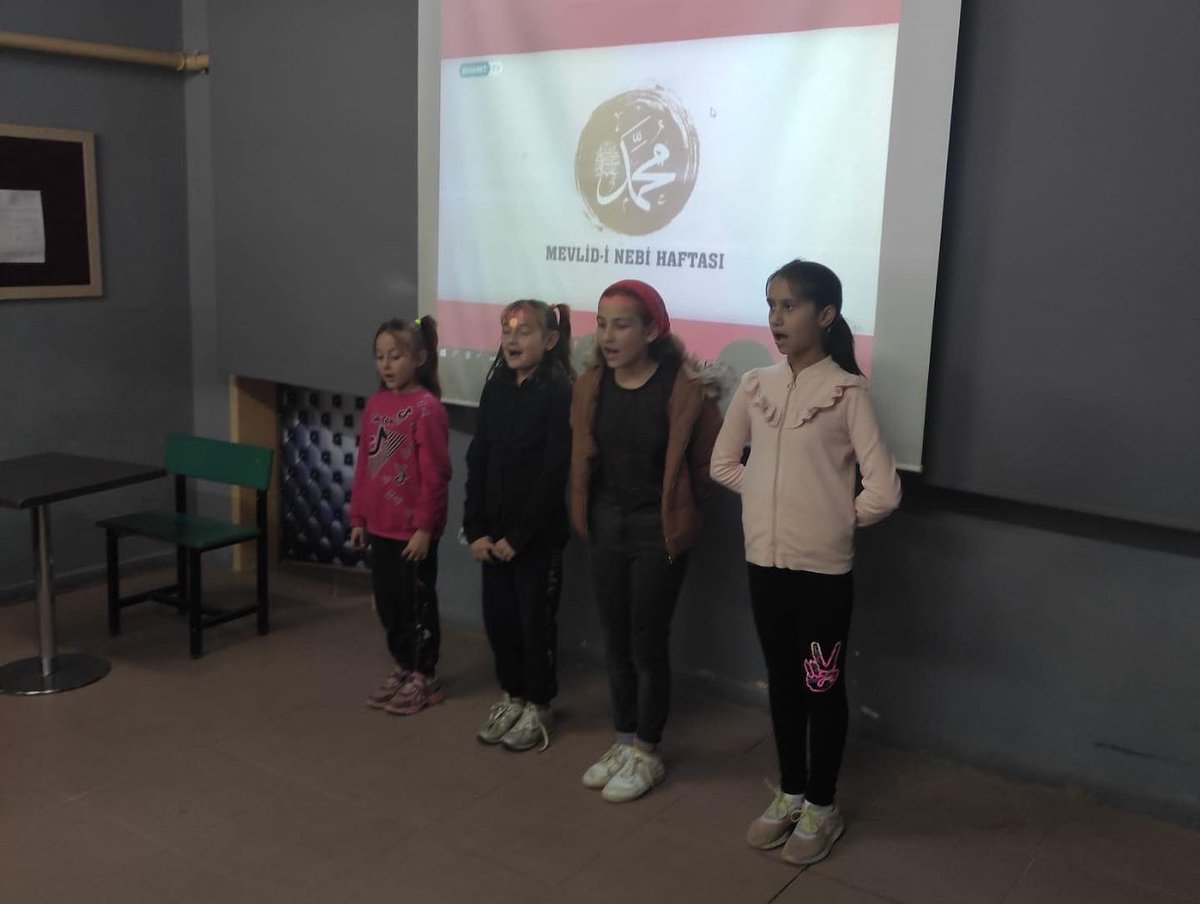 Muhtaç değilsin ki kullara Resul, ümmetin sana muhtaçtır, senin ümmetin olmak ya Muhammed, şereftir, başlarda taçtır.

Peygamber efendimizin dünyaya teşrifleri nedeniyle düzenlediğimiz Mevlid-i Nebevi programına katılım sağlayan tüm velilerimize ve köylülerimize teşekkür ederiz.