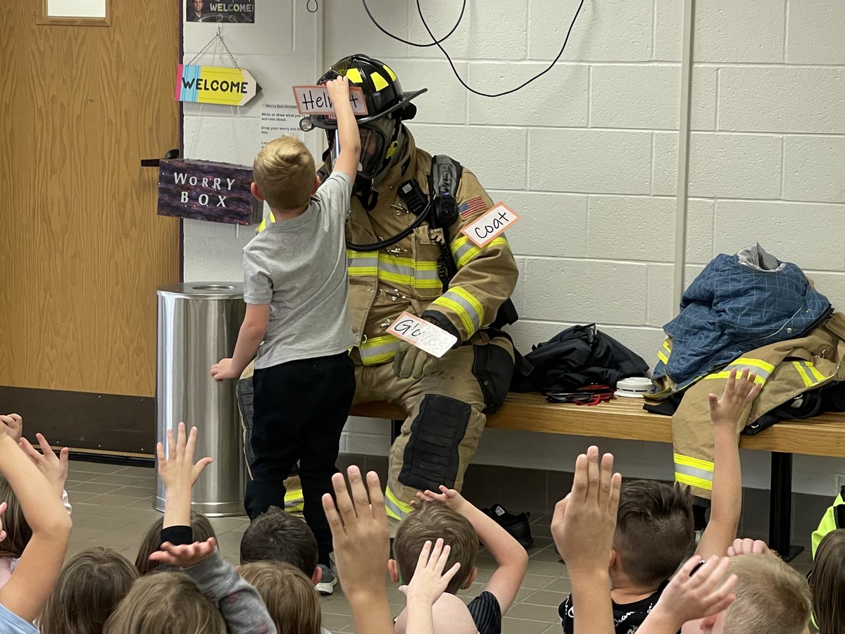 RetrieverPride's tweet photo. Kindergartners learning all about our local fire fighters. https://t.co/vCjDhN93PM