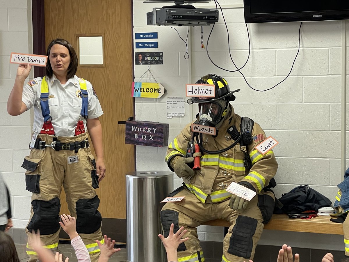 RetrieverPride's tweet photo. Kindergartners learning all about our local fire fighters. https://t.co/vCjDhN93PM