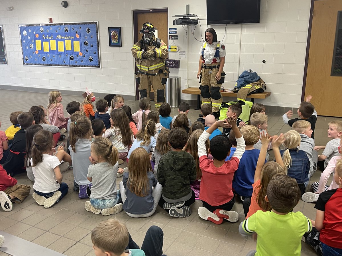 RetrieverPride's tweet photo. Kindergartners learning all about our local fire fighters. https://t.co/vCjDhN93PM