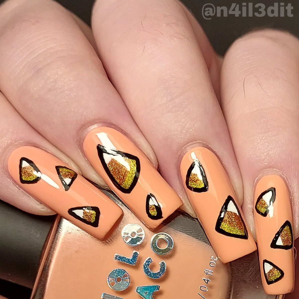 n4il3dit's tweet photo. Holo #amethystkittens here is a candy corn mani ๐
Products used
@holotaco
One melon followers
Lemon sucker
Orange drink
Not milky white
Peely base
Super glossy taco
Black acrylic paint
#holotaco #holotacocombo #candycorn #candycornnails #halloweennails #october @nailogical https://t.co/1x60y4tIwT