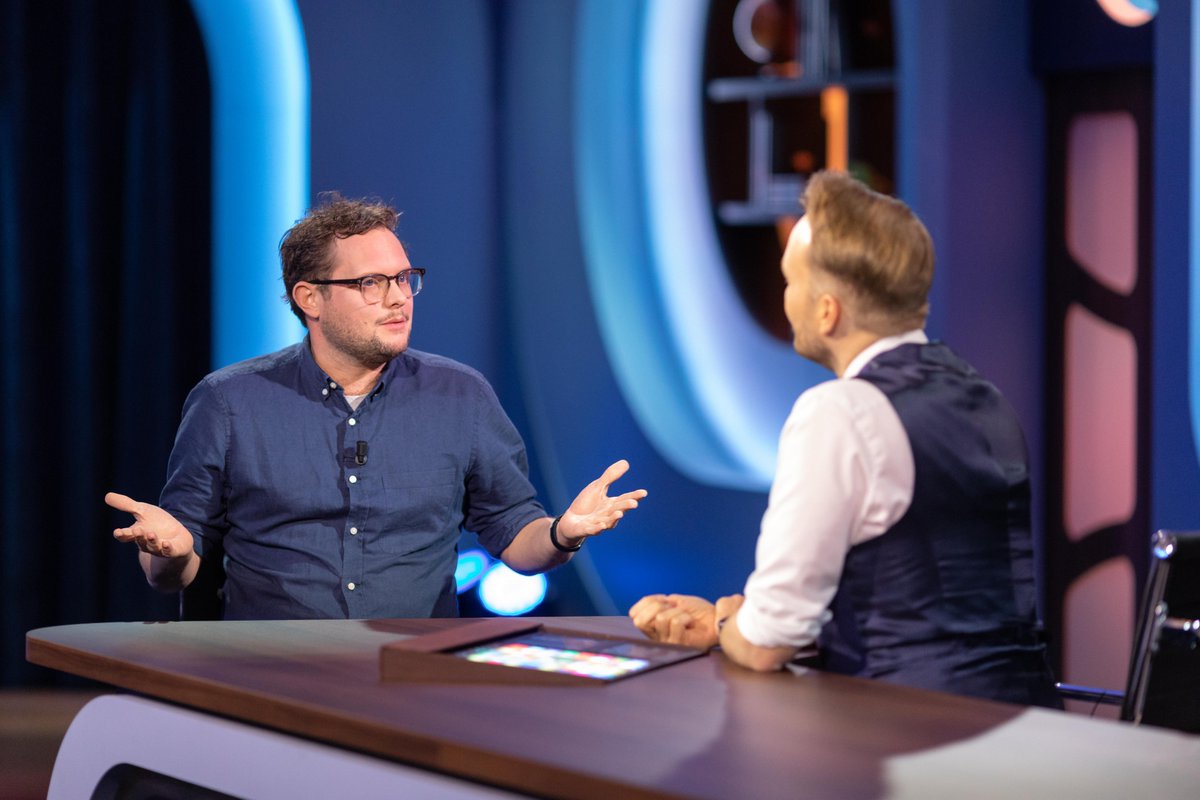 Wetenschapsjournalist en presentator Diederik Jekel (<a href="/DiederikJekel/">Diederik Jekel</a>) is te gast. Binnenkort gaat hij de theaters in met ‘Eerste Hulp Bij Moeilijke Onderwerpen’. Kijk De #Avondshow op YouTube: youtu.be/eVzYgSvk1wM