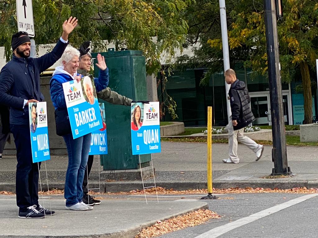 Invigorating start to the day! Hundreds of #waves #smiles #honks from Vancouverites commuting to work this morning since 7am #support #love #Blessings heartwarming 
<a href="/vote4team/">TEAM for a Livable Vancouver</a> msg resonating with people💙❤️💚🧡 vote 4 change have your voice heard!
#vanpoli #bcpoli <a href="/CllrHardwick/">Colleen Hardwick</a>